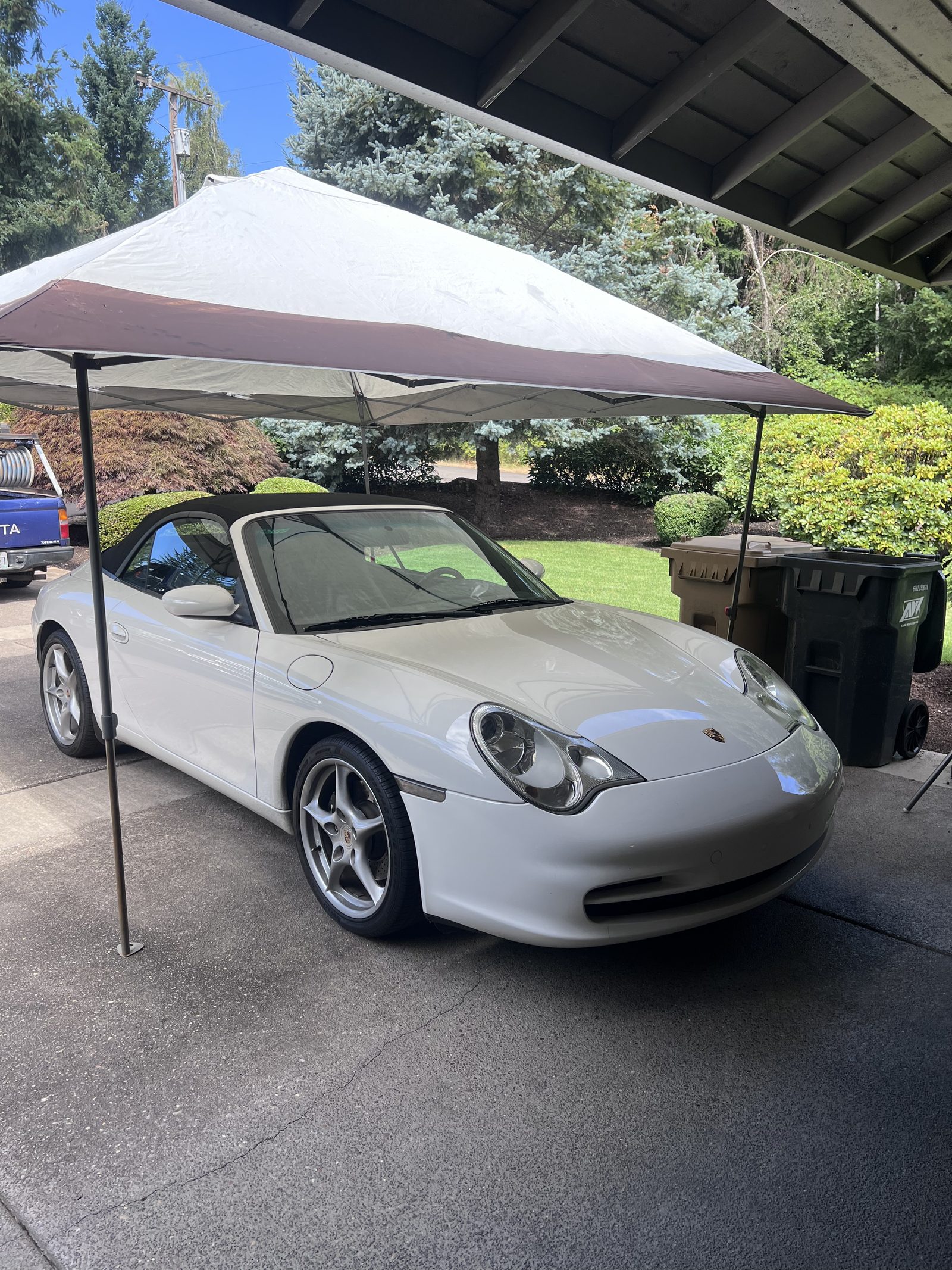 White Porsche 911 Cabriolet detailed